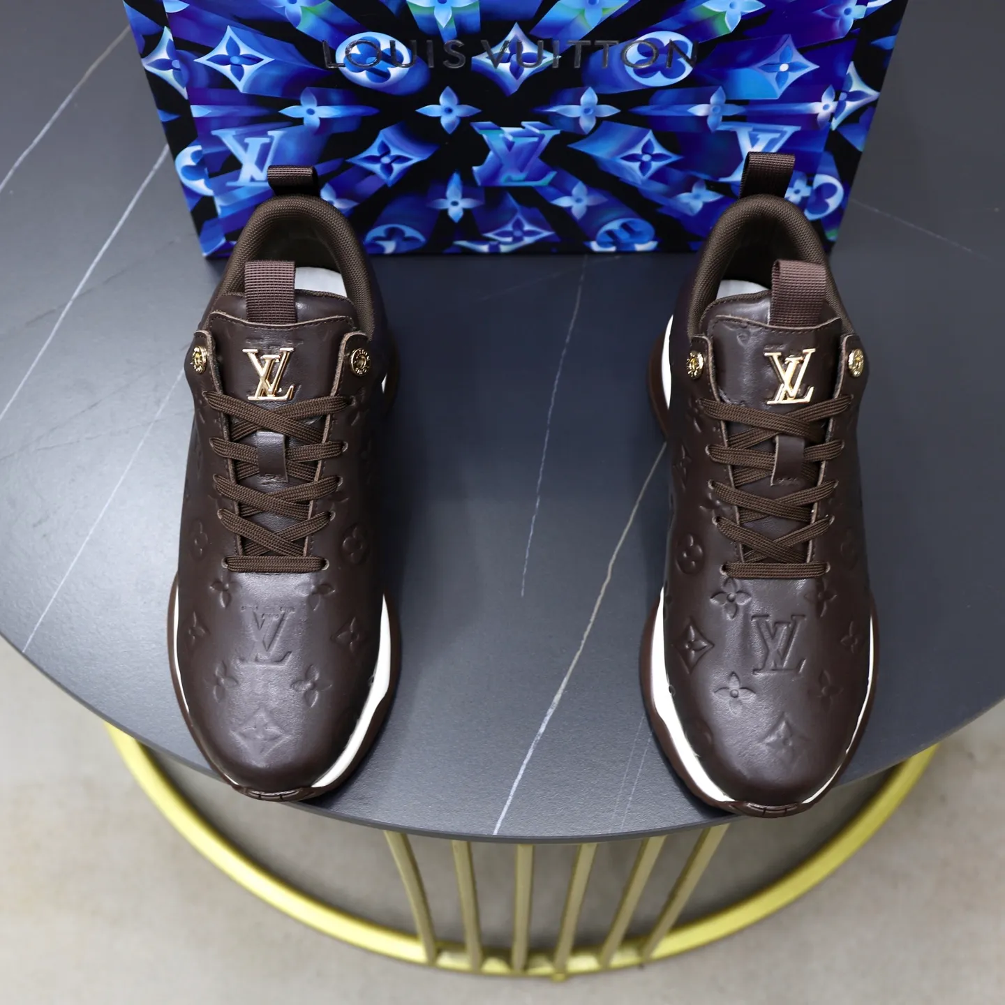 Factory price: 520💰【LV】Louis Vuitton is a high-end brand of men's shoes, new models on the market, top luxury brand, the latest fashionable casual men's shoes, trendy and versatile style, relaxed and sporty style, calfskin upper and ultra-fine workmanship. The original personalized fashionable rubber wear-resistant outsole is light and comfortable on the foot. Code number: 39-44 (45, 46 customized)